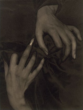 O'Keeffe Hands and Thimble. Фото Альфреда Стиглица, 1919 г. © [Alfred Stieglitz / 2000 George Eastman House, Rochester, NY] (http://www.eastman.org)