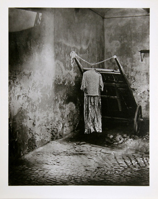 «Во дворе». Фото Мирослава Гака, 1943 г. © Miroslav Hák / Прага, Художественно-промышленный музей 