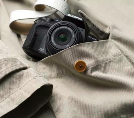 Представленная в начале 2008 г. камера Olympus E-420 стала самой миниатюрной цифровой зеркалкой на момент выпуска