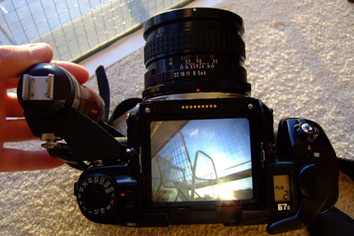 Изображение в сменном шахтном видоискателе камеры Pentax 67 II
