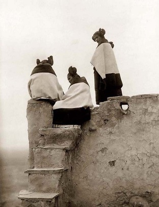 Фото Edward S. Curtis, Three Hopi Women, 1906 г. © Old Picture [www.old-picture.com] (http://www.old-picture.com/indians/Hopi-Women.htm)  