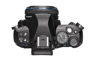 Главное преимущество камер Olympus 400-й серии — легкий компактный корпус. Е-420 получила новую накладку под правую руку для более уверенного хвата. Управляющие диски и другие органы управления отделаны в классическом стиле