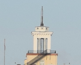 При 100% увеличении снимка можно разглядеть даже отдельные прутья перил на башенке дома на заднем плане