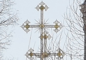 Резной рисунок крестов монастыря отлично различим при 100% увеличении