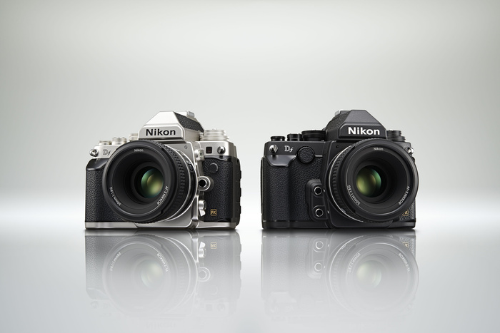 Nikon Df выпускается в двух цветах: черном и серебристом
