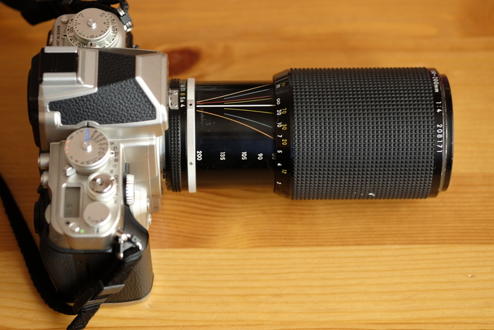 Nikon 80-200mm f/4 Zoom-NIKKOR AI-s — с этим объективом я когда-то использовал легендарный Nikon F3. Объектив за счет конструкции "тромбон" очень оперативен в работе: и зумирование, и фокусировка осуществляются одним и тем же кольцом