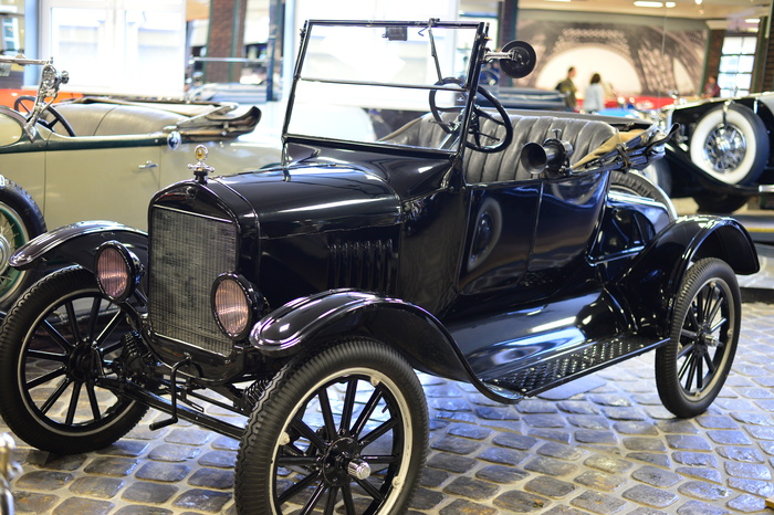 Ford Model T. Этот автомобиль считается первым из доступных в мире, выпускался миллионами экземпляров в разных странах. 1908-927 годы. Было выпущено более 15 млн. штук
