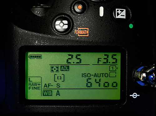 Управление камерой осуществляется преимущественно с помощью монохромного дисплея на верхней панели