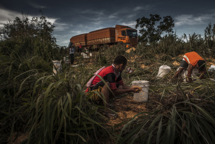 Серия о перевозчиках зерна в Бразилии.
© Ricardo Teles. Travel. 2014 Sony World Photography Awards