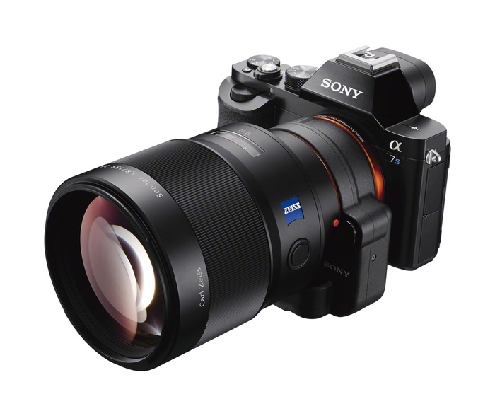 Через переходник LA-EA4 на фотокамеру установлен легендарный портретный объектив Sony Carl Zeiss Sonnar T*135mm f/1.8 ZA