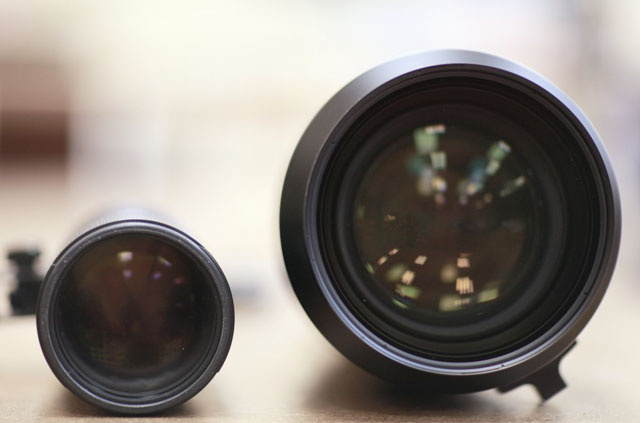 Передняя линза объективов Fuji (справа) и Nikon 70-200 f/2.8 VR II (слева)