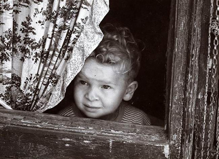 Vincenzo Balocchi, Young child looking out the window, 1960
