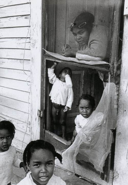 Thomas Hoepker,  Mother and children, New Orlean, 1963
