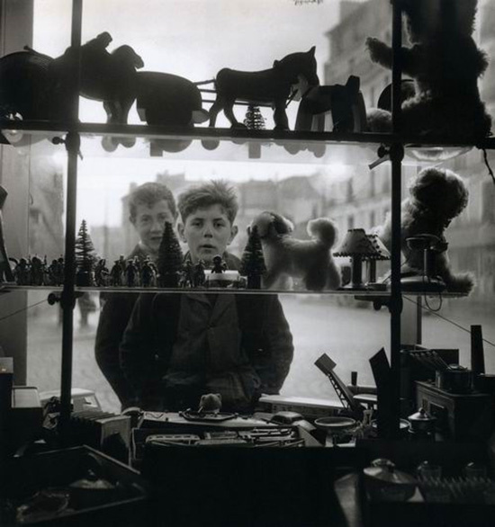 Robert Doisneau , Shop Window, 1947
