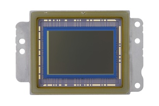 Сенсор изготовлен по технологии Dual-Pixel AF CMOS