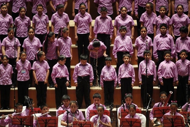 © Enrique Castro-Mendivil / Reuters 
Одну из участниц перуанского хора Sinfonia por el Peru стошнило от волнения перед выступлением с тенором Хуаном Энрике Кастро-Мэндивил. Перу