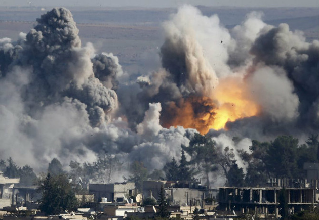 © Kai Pfaffenbach/Reuters 
Дым поднимается над сирийским городом Кобани