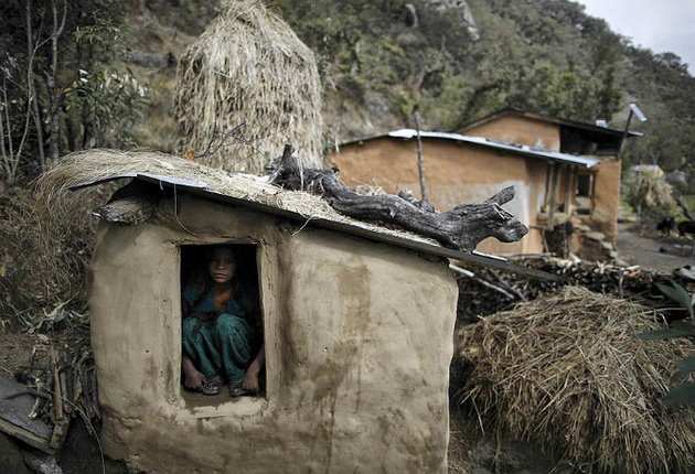 © Navesh Chitrakar/Reuters 
14-летняя Уттара Сауд во время ритуала «Чаупади» [ритуал изоляции женщин во время менструации в деревне Непала] в Ачхаме, районе западного Непала