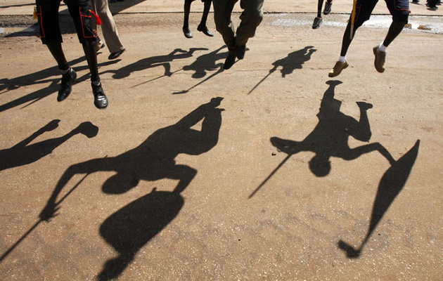 Танцоры выступают на церемонии встречи генсека ООН Пан Ги Муна в Джубе, Судан.