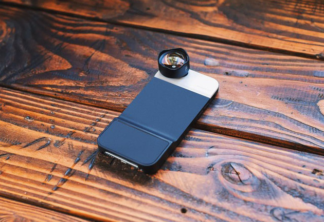 Чехол превращает iPhone в камеру с объективом, кнопкой спуска и ремешком
