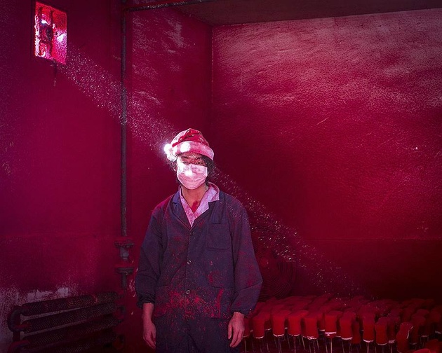 Ронгу Чен (Ronghui Chen). Китай. 19-летний китайский рабочий Вей на заводе по изготовлению елочных игрушек накануне Рождества.