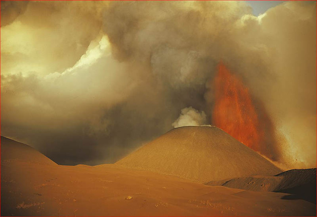 Извержение вулкана Толбачик. 1975 год © Вадим Гиппенрейтер