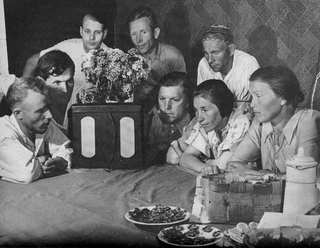 Члены колхоза «Путь Ильича» слушают сводки Совинформбюро. 1941