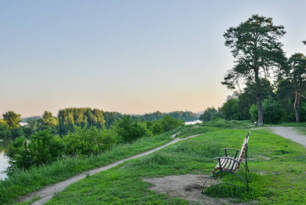 Съёмка HDR с рук. Камера в руках дрожала, пока велась съемка всех трех кадров. Поэтому итоговое изображение получилось смазанным. Это хорошо заметно, если взглянуть на большую сосну и лес на фоне. 