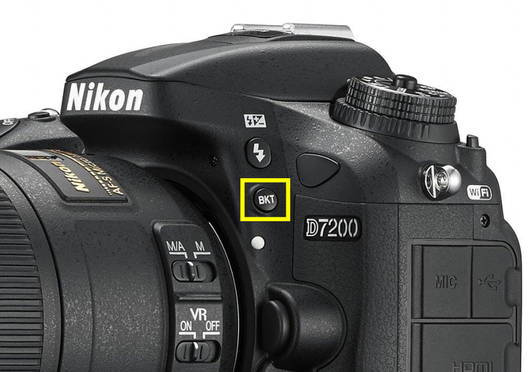 Кнопка включения и настройки брекетинга на фотокамере Nikon D7200.