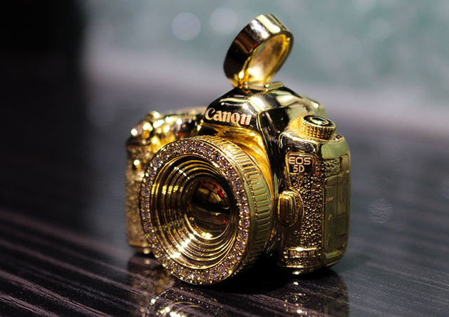 Золотой кулон с бриллиантами в виде миниатюрного Canon 5D Mark III