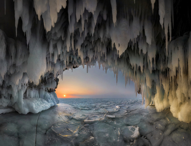 Пещера на о.Ольхон, озеро Байкал  © Андрей Грачев