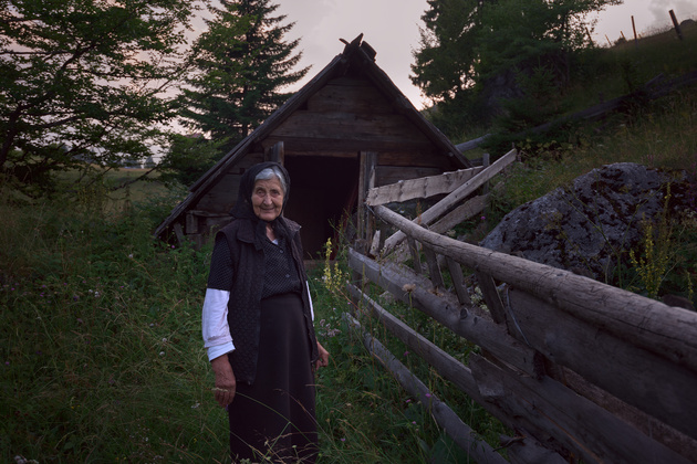 Nikon D810 / Nikon AF-S 18-35mm f/3.5-4.5G ED Nikkor
Пожилая жительница черногорской деревни Питомине, находящейся у подножия горного массива Дурмитор
