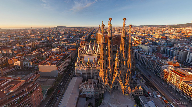 Храм Святого Семейства, Барселона, Испания
