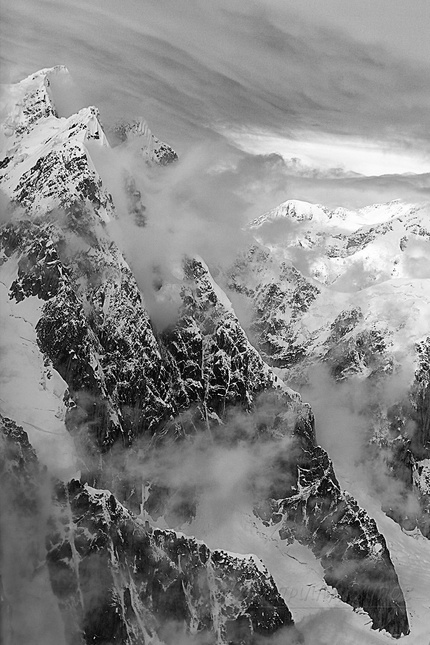 Пик Мак-Кинли, (6194м) на Аляске — высочайшая точка Северной Америки, очень труден для восхождения. Сильнейшие ветры, низкая температура, быстроменяющаяся погода, километровые стены надежно стерегут эти места от неподготовленного вторжения.