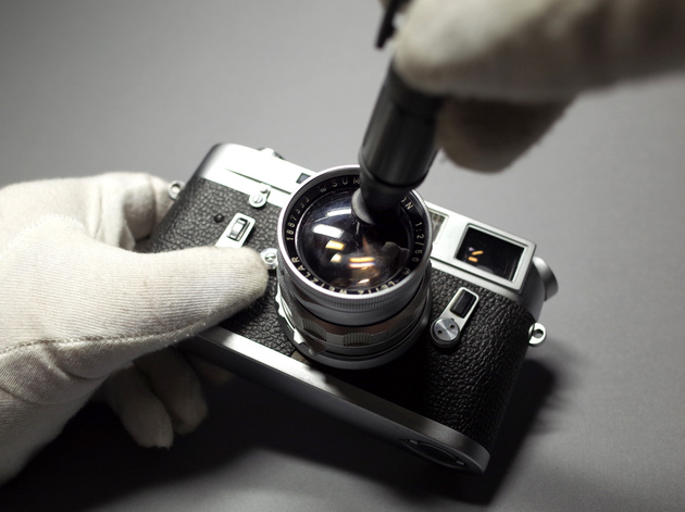 Чистка объектива Leitz Wetzlar Summicron 50mm f2 с помощью Carson C6 lens cleaner от масляных пятен, оставленных пальцами.