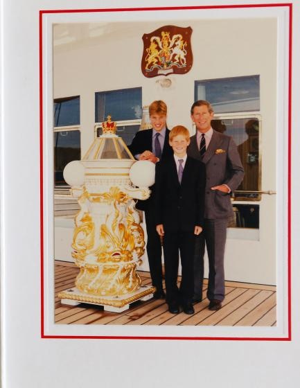 1997г. Фотография для открытки с принцем Чарльзом и его сыновьями Уильямом и Гарри сделана за несколько часов до смерти принцессы Дианы