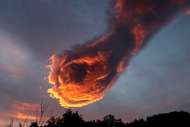 Фото дня: Облако необычной формы над Мадейрой