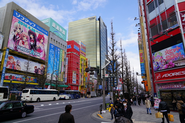 Акихабара — самый известный торговый квартал в Токио. В первую очередь здесь торгуют электроникой. Однако, найти можно буквально все, что угодно. 