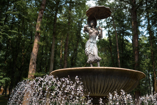 На территории парка есть несколько фонтанов. В том числе фонтан со статуей «Кокетки с зонтиком», с которой связана отдельная городская легенда.