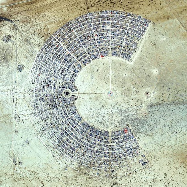 Город Блэк-рок-Сити, построенный посреди пустыни в штате Невада (США) для ежегодного фестиваля Burning Man