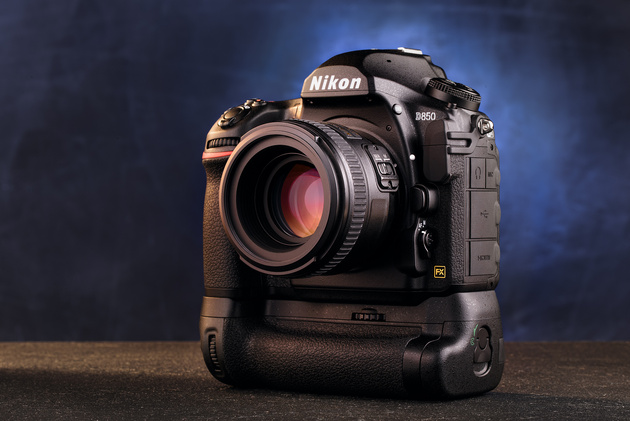 Nikon D850 и батарейный блок MB-D18.