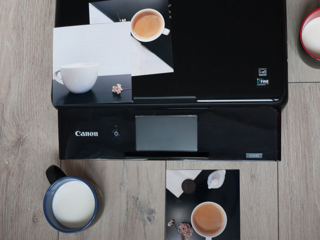 Canon PIXMA TS8140 обладает глянцевой поверхностью и лаконичным кубическим дизайном.