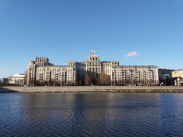 Фото сделано со стороны Смоленской набережной. Вид на набережную Тараса Шевченко. Хотелось показать фокусное расстояние и широкий угол обзора объектива. 