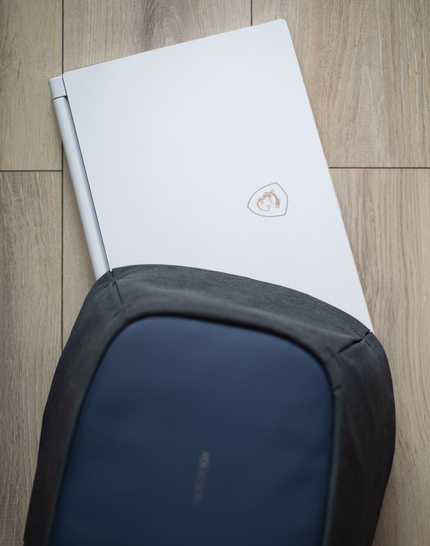 Ноутбук легко влезает в рюкзак, рассчитанный на 14-дюймовую модель.