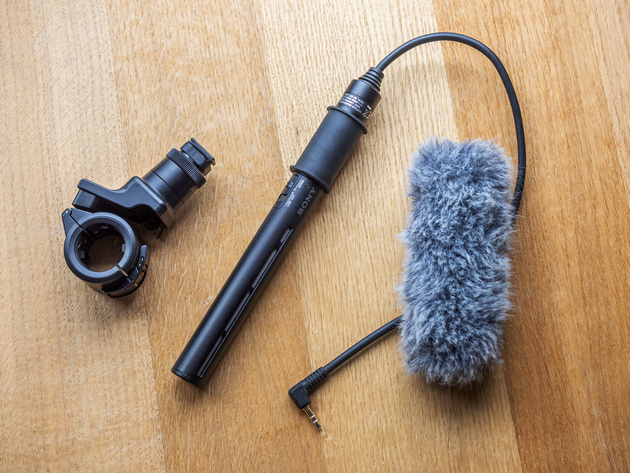 Комплект микрофона Sony ECM-CG60: держатель, микрофон, ветрозащитная насадка.