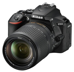 Nikon D5600 с объективом Nikon AF-S DX NIKKOR 18-140mm f/3.5-5.6G ED VR