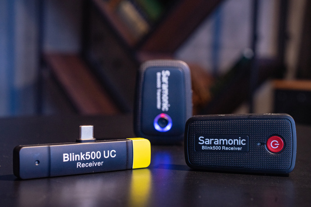 Blink 500 RXUC (для Android-смартфонов с USB Type-C разъёмом) слева, Blink 500 RX (для устройств с 3,5-мм аудиоджеком) справа. На заднем плане передатчик Blink 500 TX.