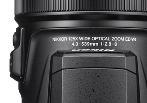 На верхней стороне объектива Nikon P1000 написано реальное фокусное расстояние объектива. Он работает в диапазоне от 4.3 мм до 539 мм...