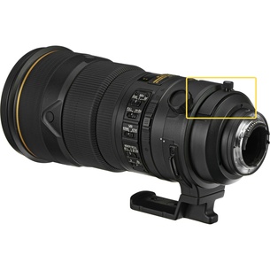 Nikon AF-S NIKKOR 300mm f/2.8G ED VR II. Специальные фильтры вставляются в слот, расположенный возле байонета камеры.