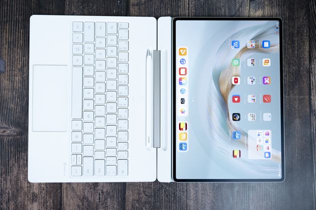 Клавиатура HUAWEI Glide Keyboard работает по протоколу NearLink, также как и стилус M Pencil. Последний, для удобства, можно положить в специальную нишу: здесь есть магниты, так что вы его не потеряете.